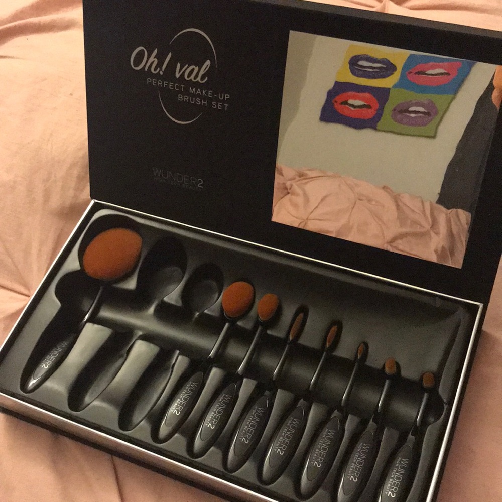 Wunder 2 Cosmetics Brush Set. Brand new brushes.